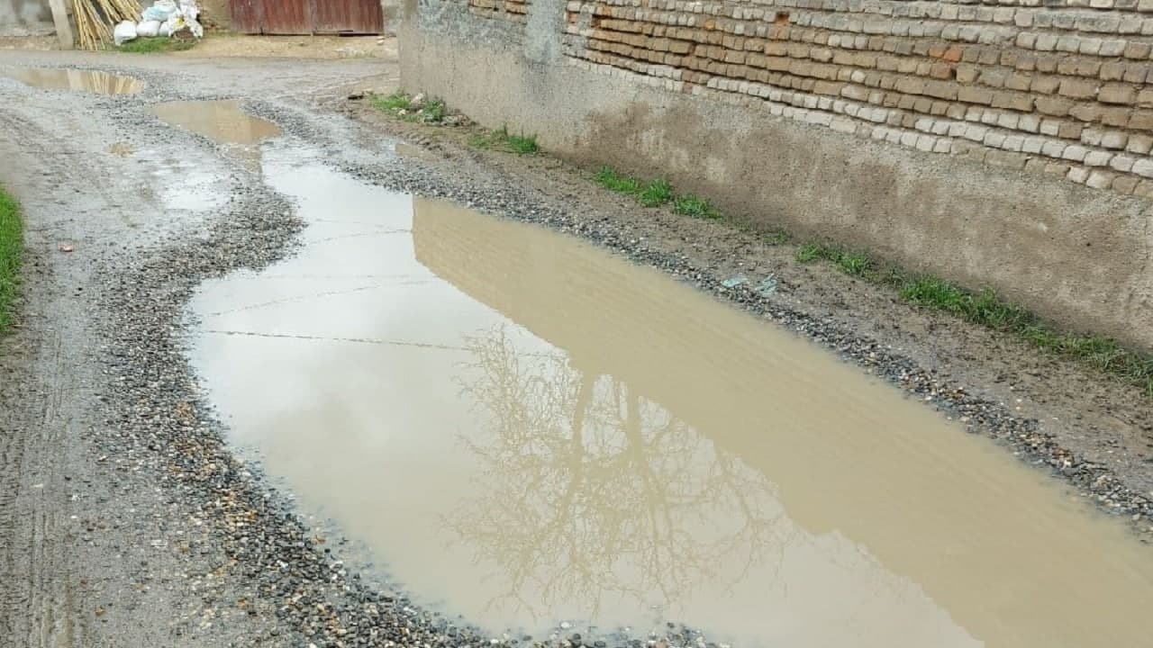 شکستگی لوله ها و هدر رفت آب شرب در روستای قلی آباد  + فیلم