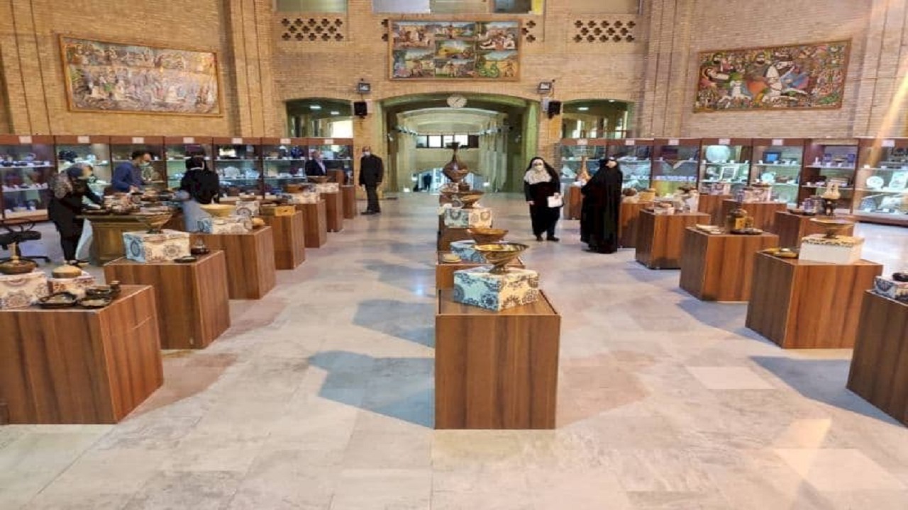 برپایی نمایشگاه لایه‌چینی چوب در وزارتخانه میراث فرهنگی