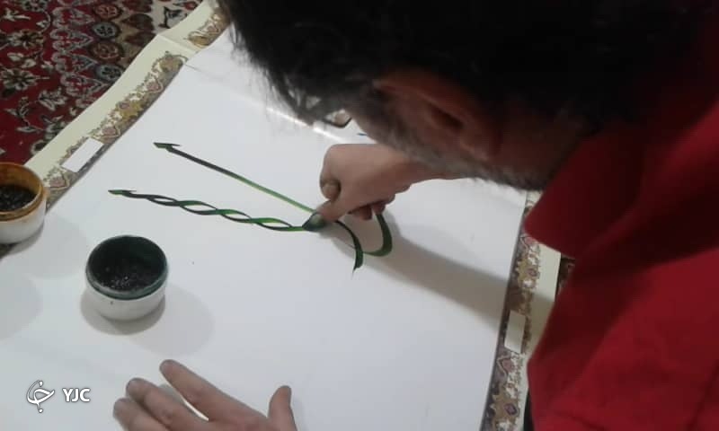 خلق اثر خوشنویسی با ناخن انگشت 