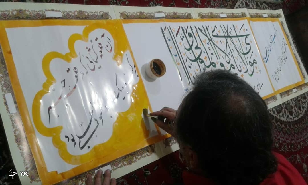 خلق اثر خوشنویسی با ناخن انگشت شست