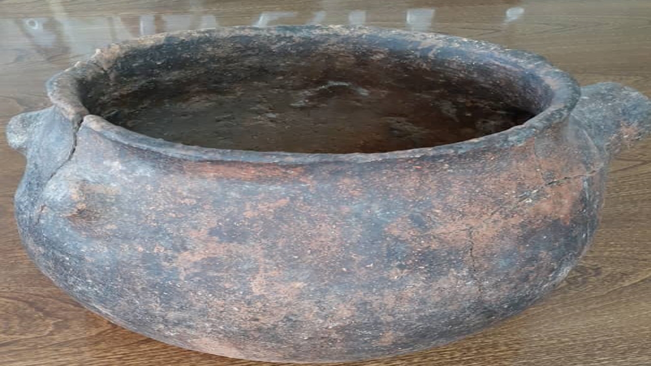 کشف ۵ ظرف سفالی در آباده