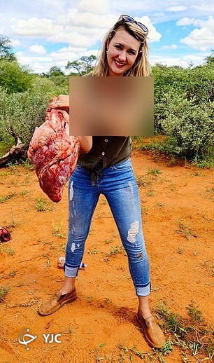 اقدام بیرحمانه زوج شکارچی پس از شکار زرافه!