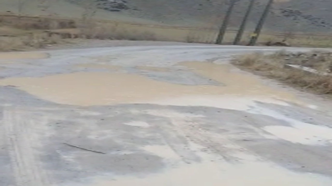 گلایه از وضع اسفناک جاده در روستای تلکری + فیلم