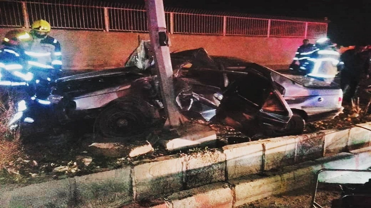۳ مصدوم بر اثر برخورد خودرو با تیر چراغ برق در جاده اقبالیه