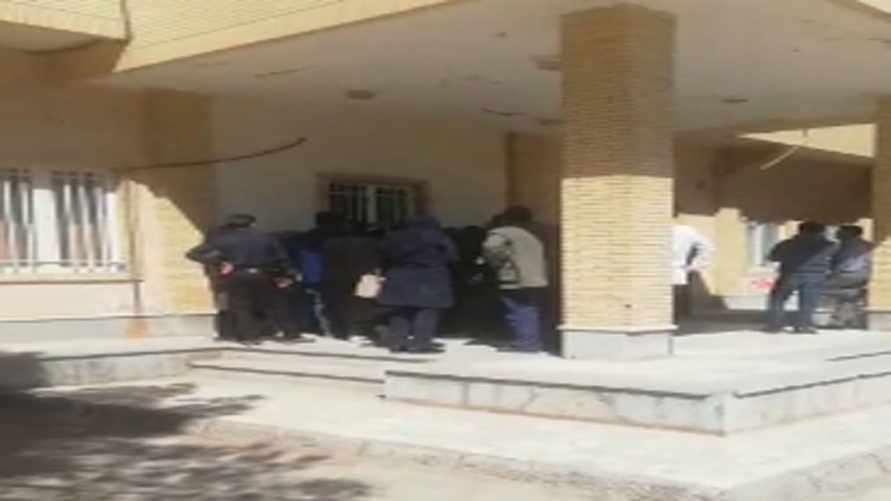 پاسخگو نبودن برخی از ادارات کرمان باعث تجمع مراجعین شده است