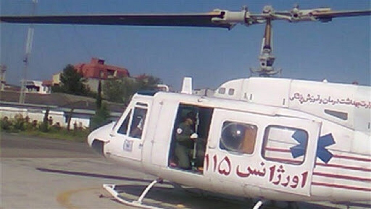 پرواز نجات‌ بخش بالگرد اورژانس بر فراز بیمارستان شبستر