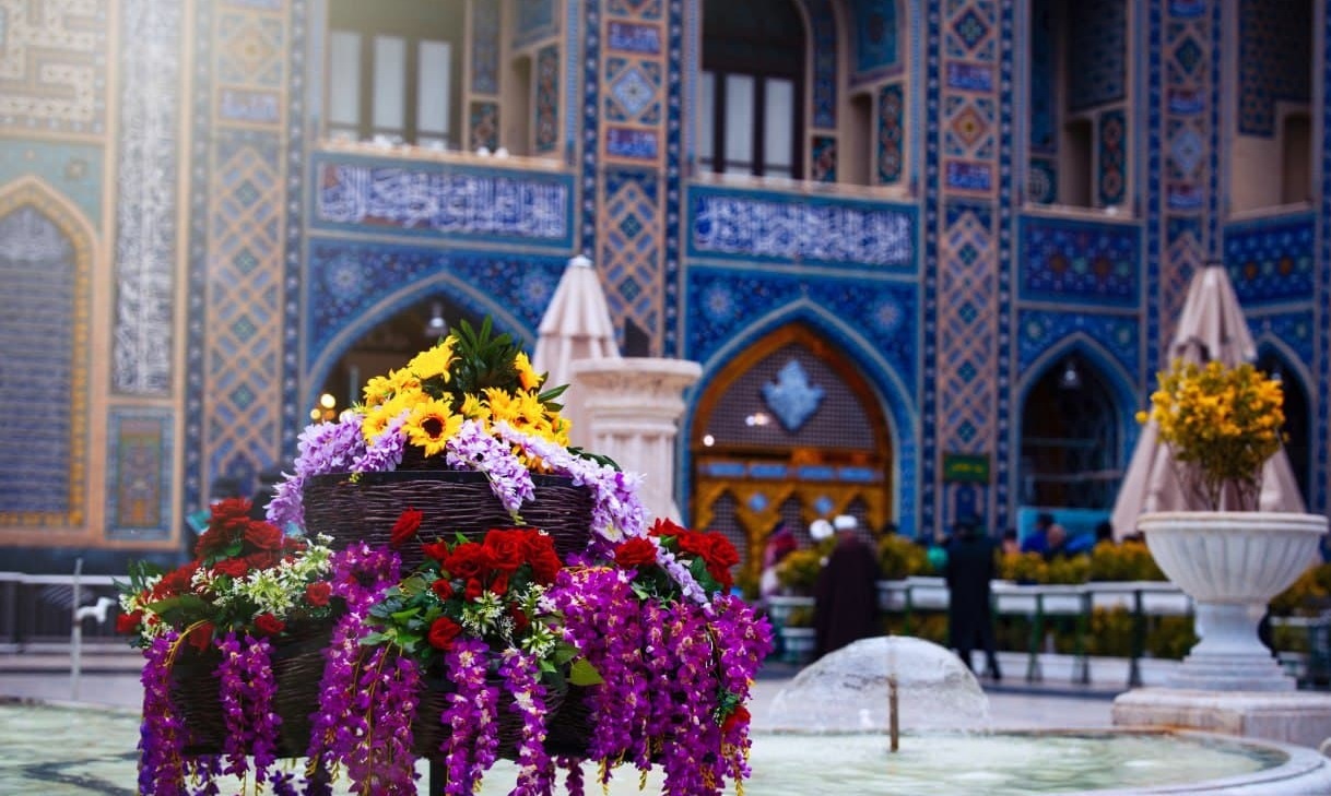 گل آرایی حرم امام رضا(ع) در ولادت امام علی (ع)