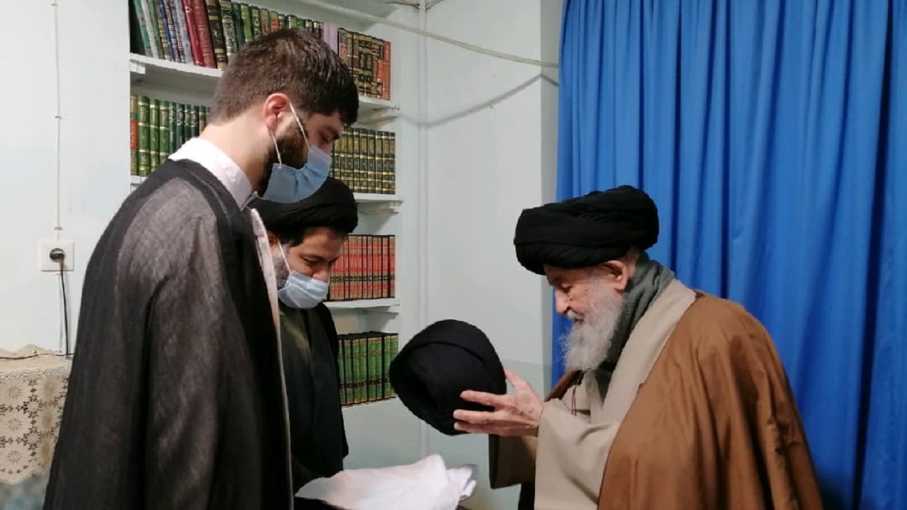 جمعی از طلاب جوان قم معمم شدند +تصاویر