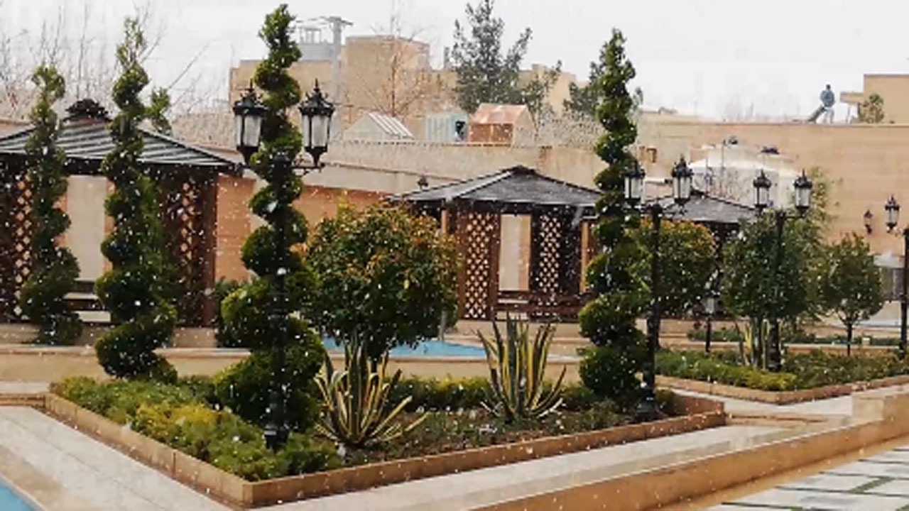نمایی از آسمان برفی در یزد + فیلم