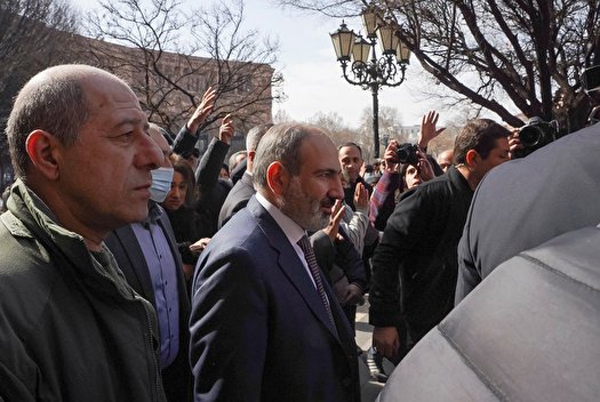 درخواست ارتش ارمنستان برای استعفای نخست وزیر/ پاشینیان شخصا در تظاهرات ایروان حضور یافت