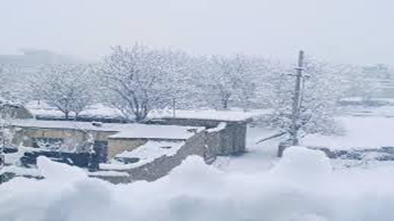 چشم‌اندازی از طبیعت برفی در روستای ده‌باد علیا + تصاویر