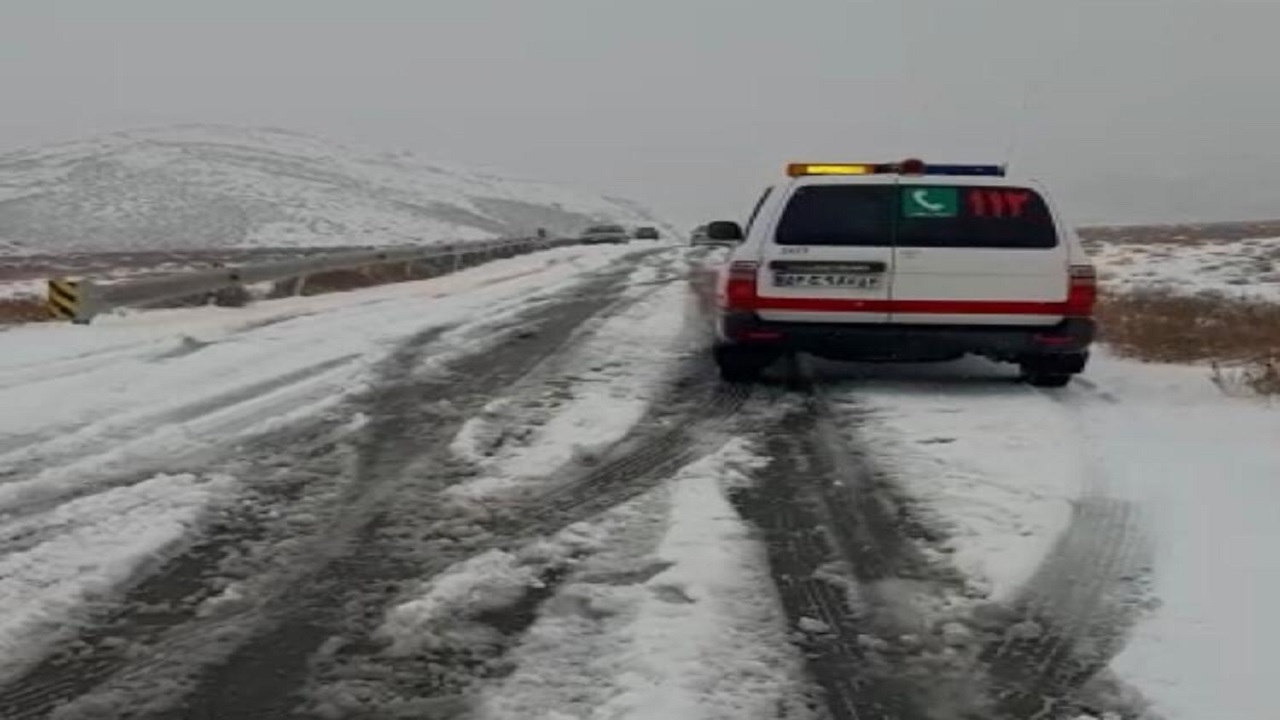 امداد رسانی به خودرو‌های گرفتار در برف و کولاک
