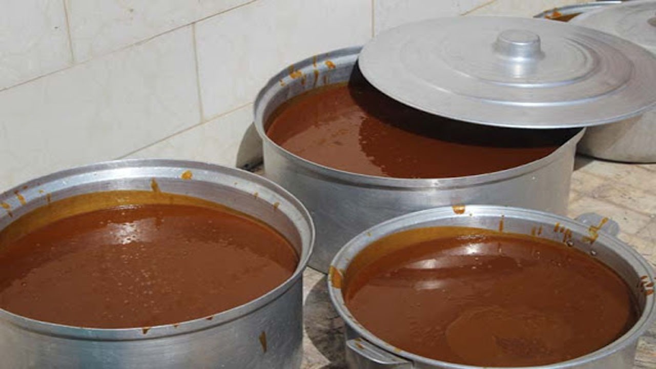 پخت سمنو به مناسبت میلاد اولین کوکب درخشان آسمان امامت در شهرضا + فیلم