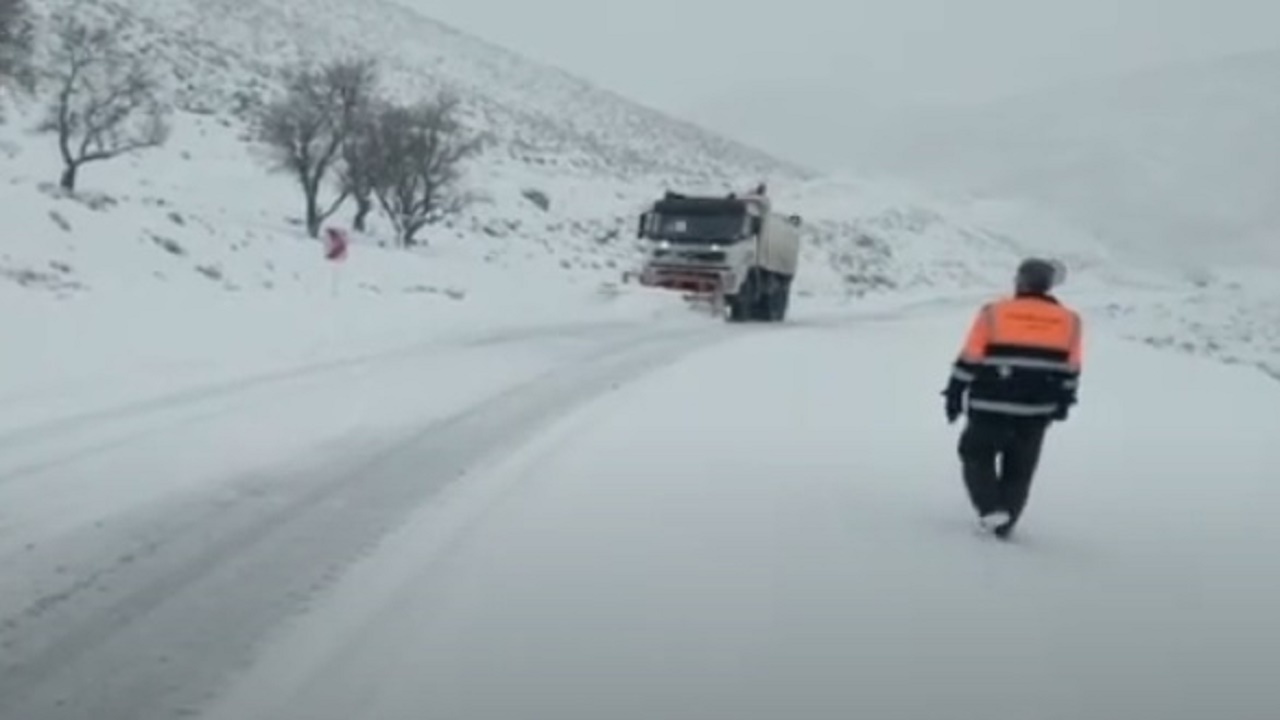 برف روبی ۱۰۰ کیلومتر از جاده‌های کوهستانی کاشان
