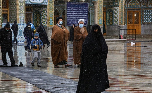 حرم بانوی کرامت در یک روز برفی +تصاویر