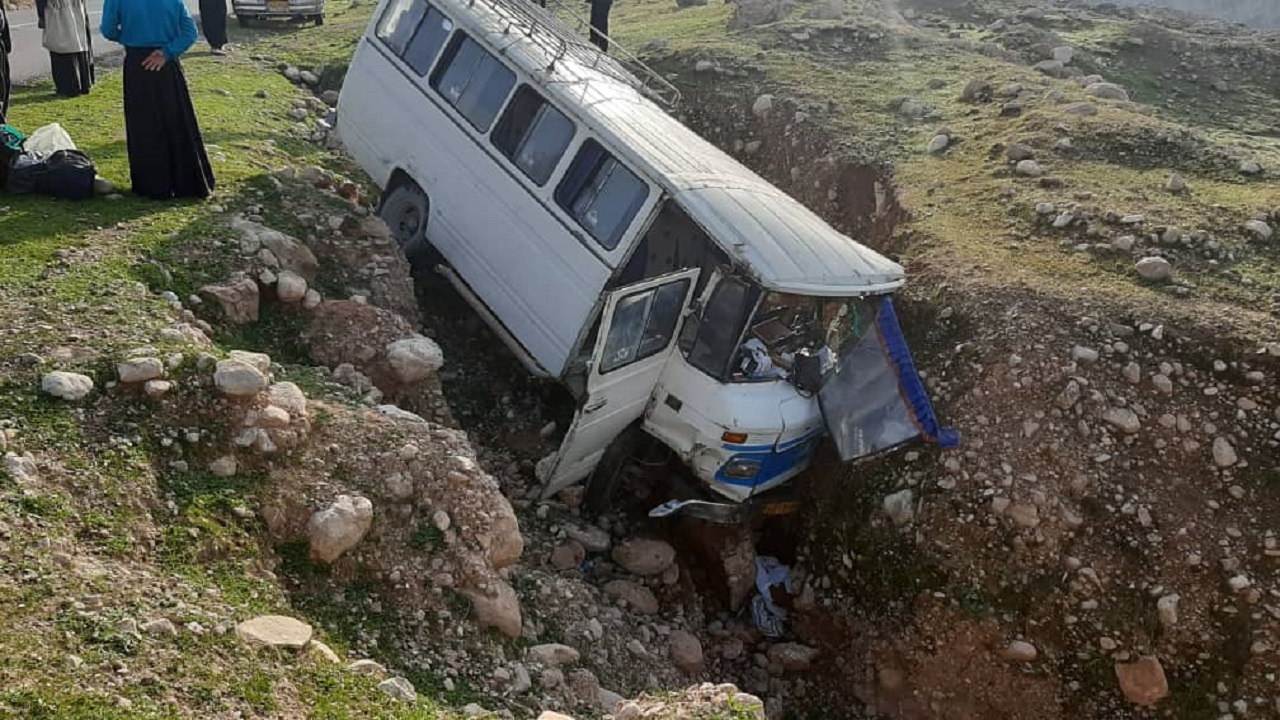 واژگونی مینی بوس در محور لالی- شاه آباد حادثه آفرید