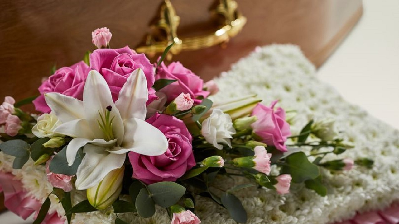 معنی رنگ گل هایی که در مراسم تدفین استفاده می شود