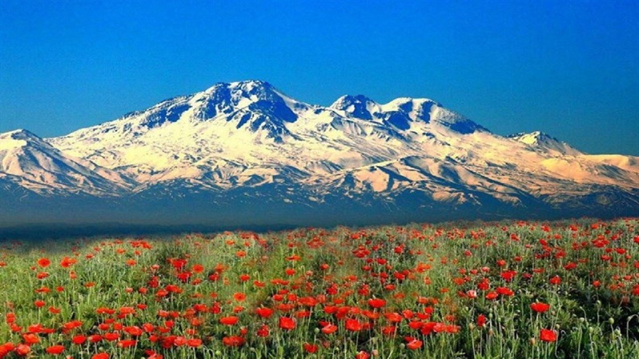 اردبیل قطب گردشگری چهارفصل ایران است