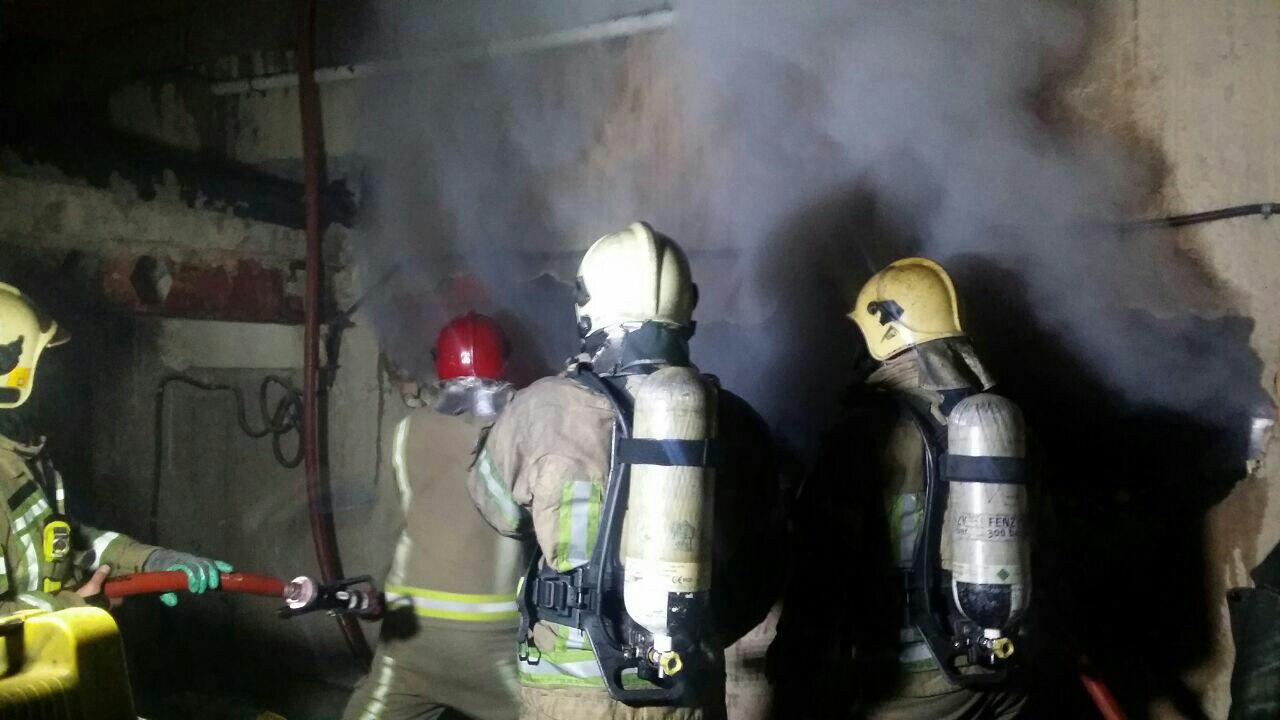 آتش‌سوزی انبار نخ و پارچه در خیابان مولوی تهران