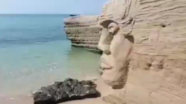 مجسمه بسیار زیبا در ساحل خماسی جزیره هنگام + فیلم