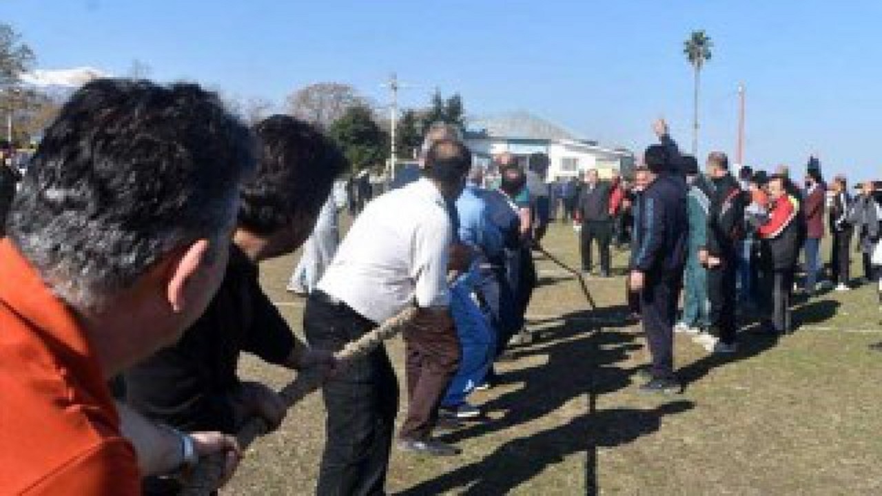 مسابقات طناب کشی در کمالشهر