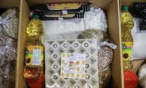 اهدای بسته های حمایتی اوقاف به نیازمندان بافقی