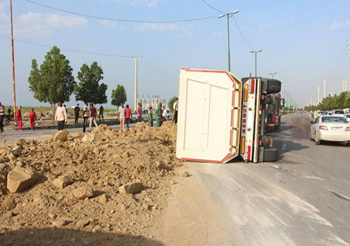 واژگونی کامیون حامل خاک / نجات راننده با کمک نیروهای آتش نشانی+ عکس واژگونی کامیون حامل خاک / نجات راننده با کمک نیروهای آتش نشانی+ عکس