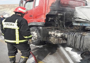 مهار آتش سوزی تریلی حامل بار گندم