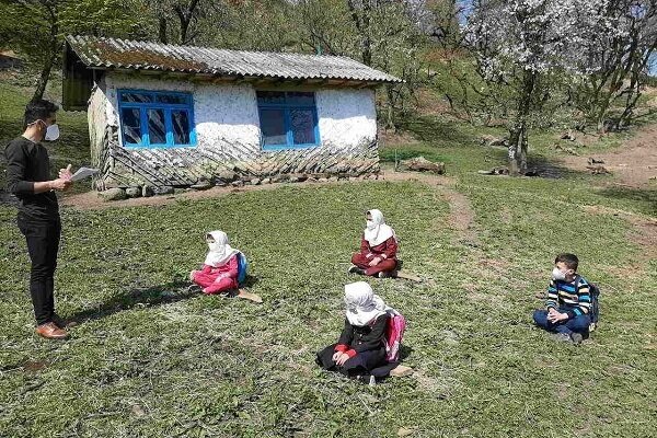 ابتکار یک معلم برای ادامه تدریس در روز&zwnj;های کرونایی
