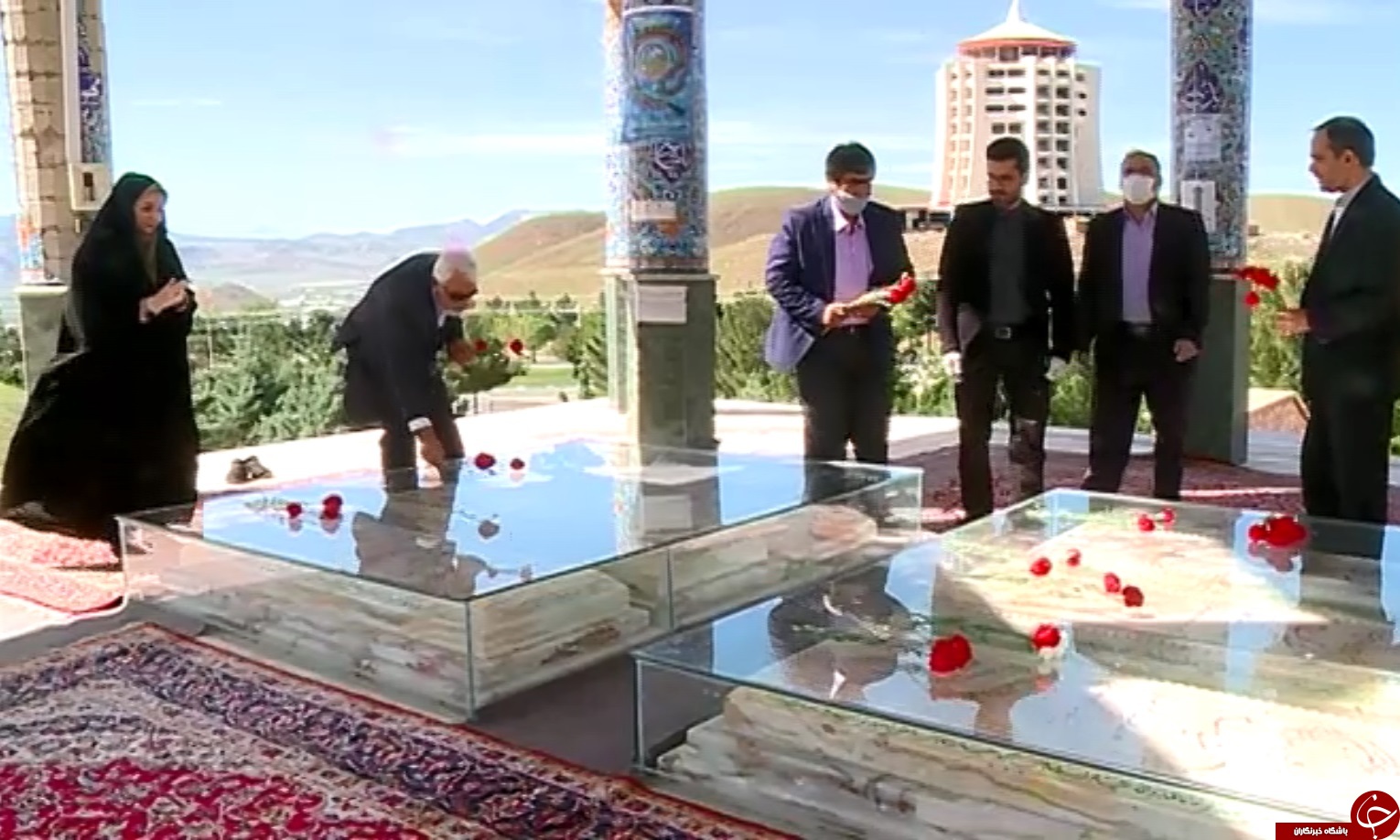 گلباران قبور مطهر شهدای گمنام محلات به مناسبت روز شورا&zwnj;ها