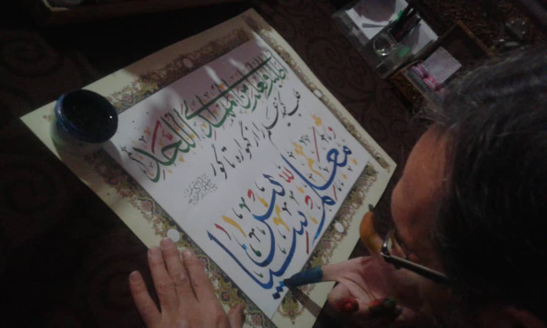 خوشنویسی با ناخن به مناسبت بزرگداشت روز معلم + تصاویر