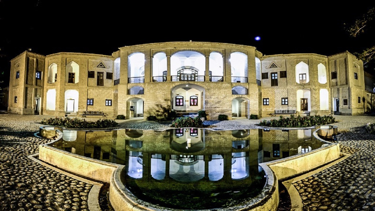 سقف تالار ایینه باغ اکبریه  همچنان درحال مرمت