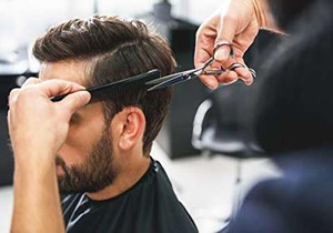 فعالیت غیرقانونی ۴ هزار آرایشگاه در سطح شهر