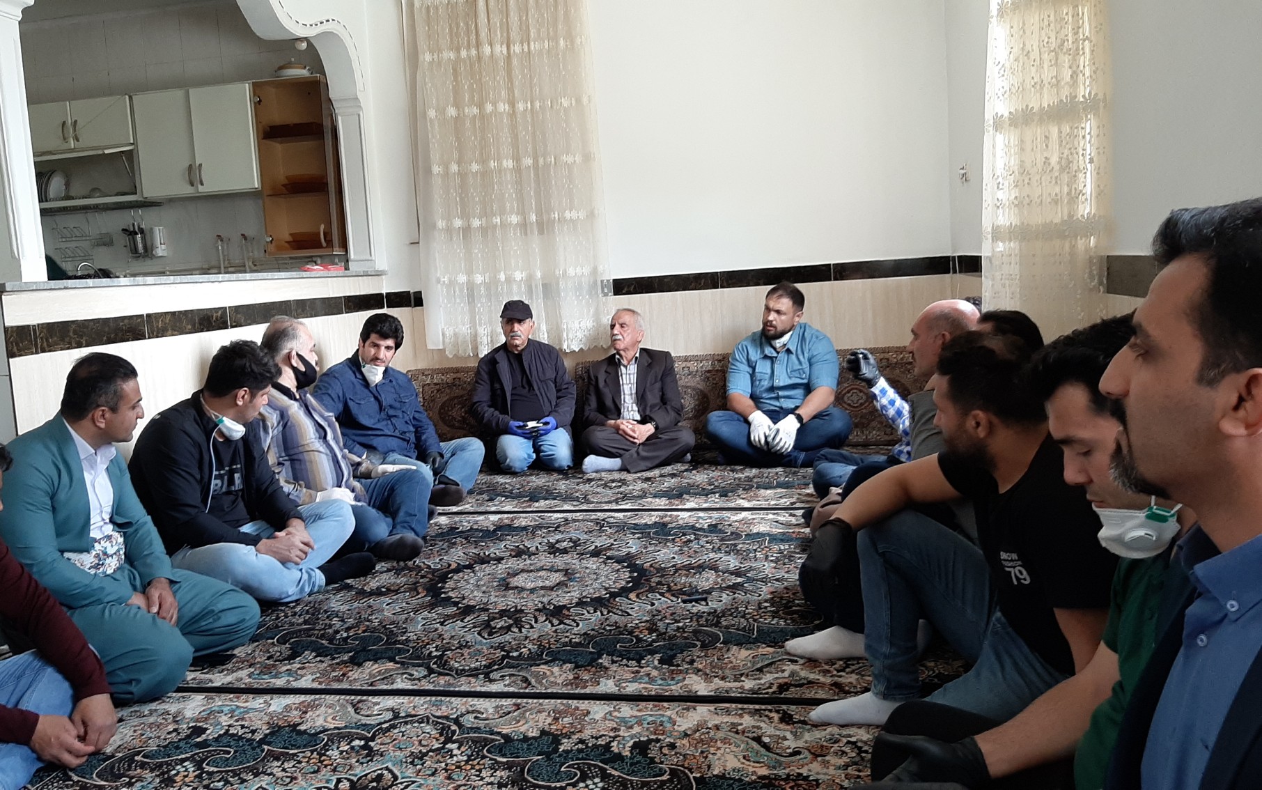 دیدار جمعی از ورزشکاران با کولبران و توزیع اقلام غذایی در شهر مریوان+ تصاویر