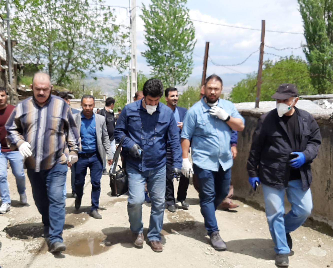 دیدار جمعی از ورزشکاران با کولبران و توزیع اقلام غذایی در شهر مریوان+ تصاویر