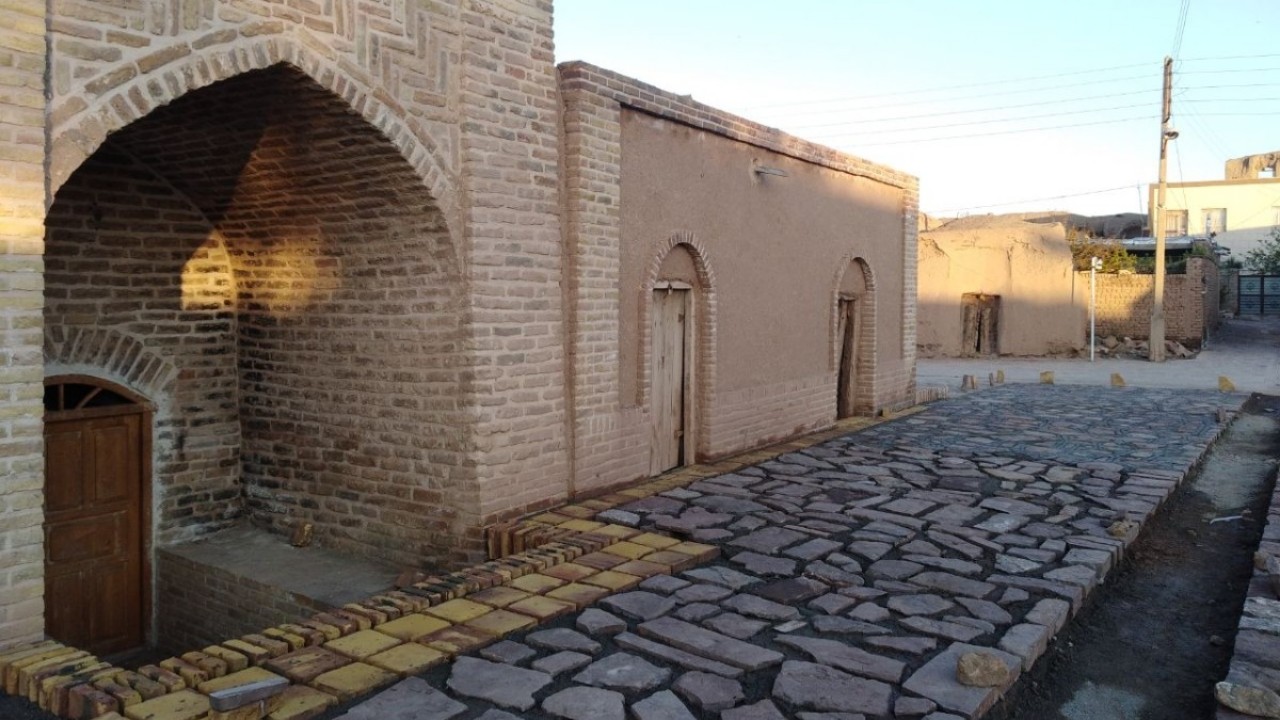 اجرای سنگ فرش و آجرفرش قلعه تاریخی سنگان رشتخوار