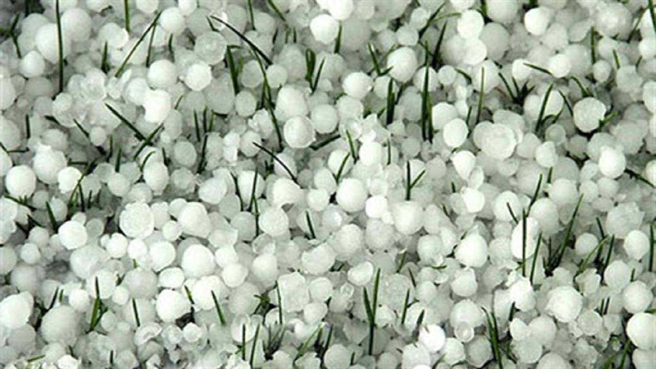 بارش تگرگ در روستای &laquo;دره نی&raquo; باغملک + فیلم