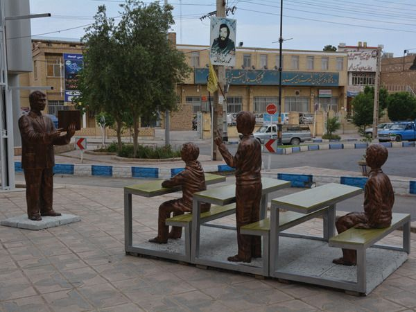 رونمایی از المان سپاس معلم در میبد