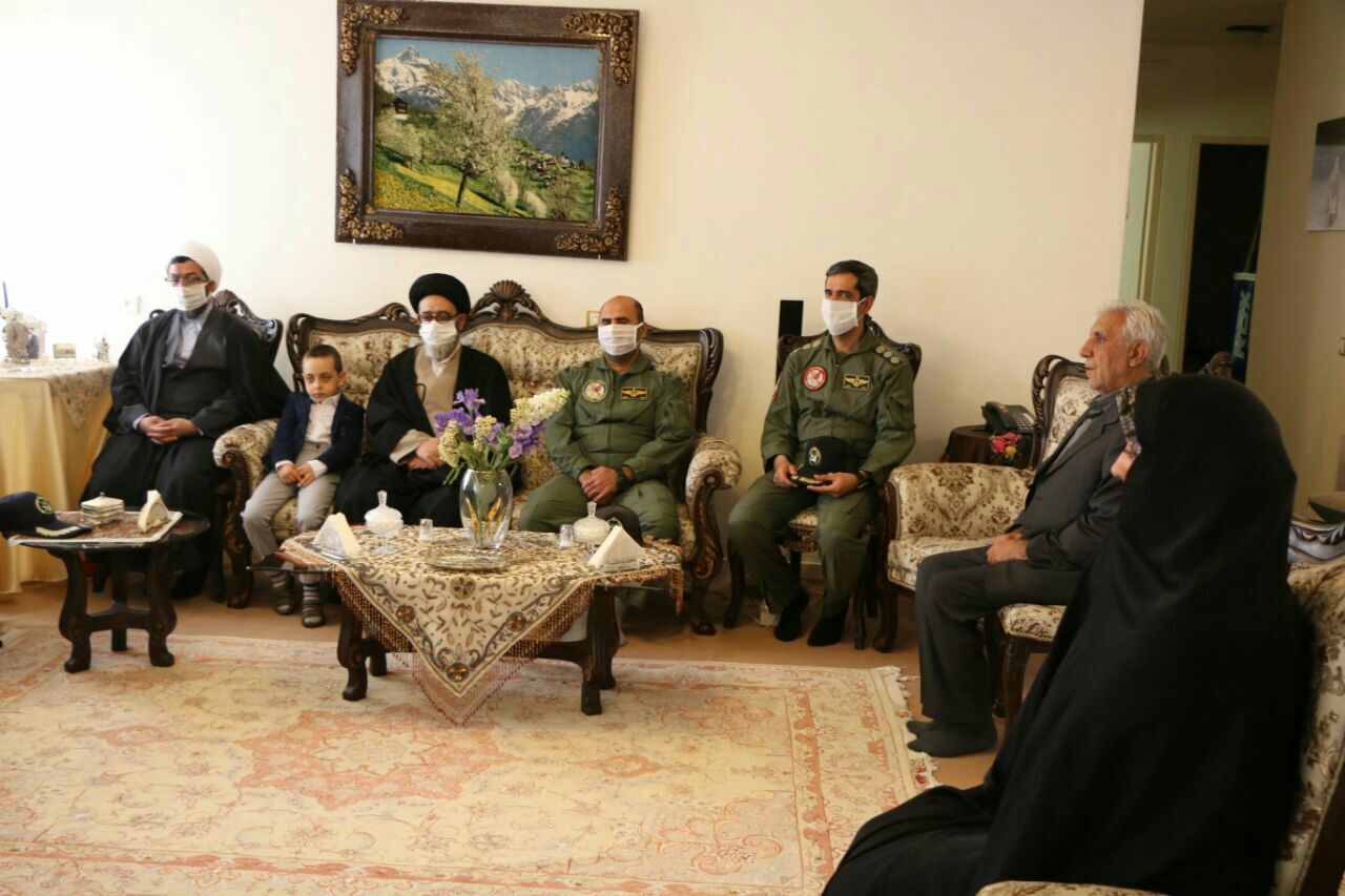 نماینده ولی فقیه در استان آذربایجان شرقی با خانواده شهید خلبان رحمانی دیدار کرد