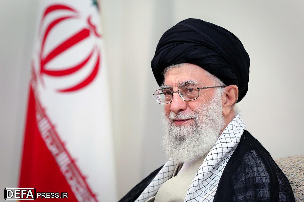 لوح مدال افتخار بر گردن کارگران