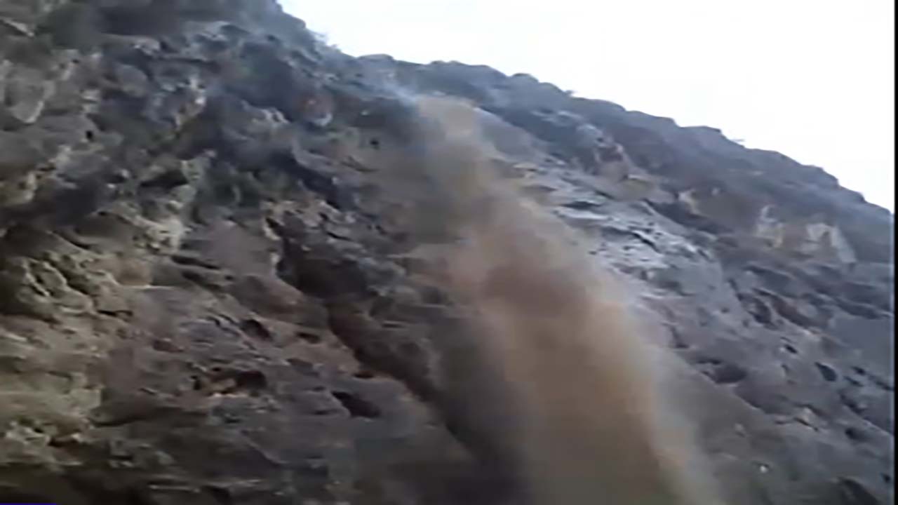 جاری شدن آبشار فصلی در روستای کناره + فیلم