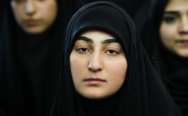 من حضرت آیت الله العظمی خامنه‌ای را خیلی مظلوم و تنها می‌بینم