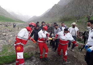 نجات مرد سقوط کرده در چاله معدن توسط امدادگران الیگودرز