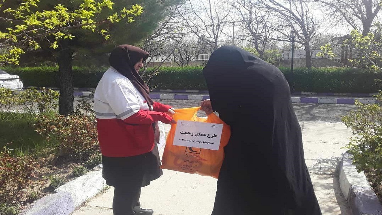 توزیع ۲۰۰ بسته غذایی و بهداشتی در بین نیازمندان توسط هلال‌احمر قوچان