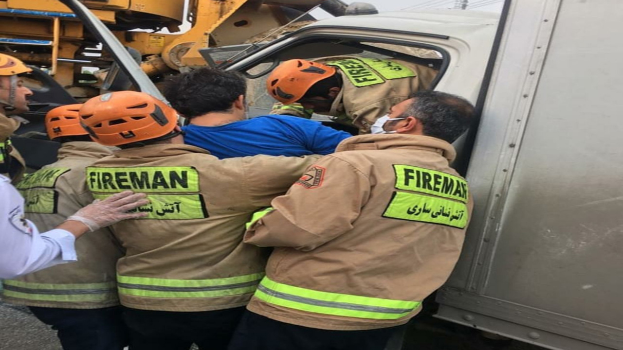 نجات راننده محبوس شده در کامیونت + تصاویر