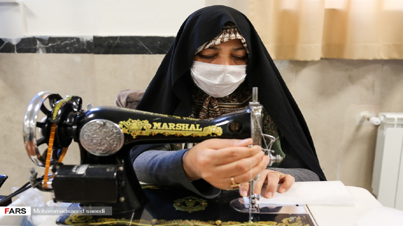 کار جهادی مادربزرگ با چرخ خیاطی جهیزیه‌اش/ روایت ۴۰ سال همراهی از «دفاع مقدس» تا «کرونا»