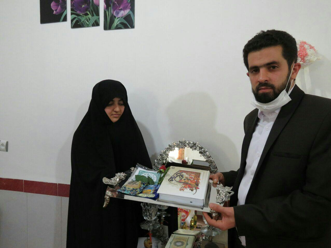 متفاوت&zwnj;ترین جشن عروسی در عصر کرونا/ تقسیم شادی با آرزوی لبخند رضایت آقا