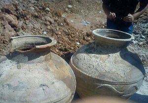 کشف خمره قدیمی از منزل حفار غیر مجاز در یزد