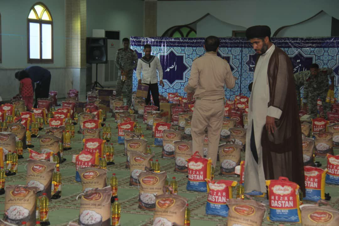 توزیع ۵۰۰ بسته اقلام معیشتی به نیازمندان باکمک نیروی دریایی ارتش در شهرستان کنارک