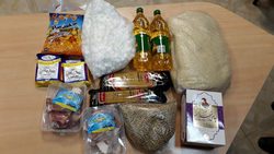 توزیع بسته های غذایی در بین نیازمندان زنجانی